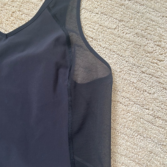 Lululemon tank top. Size 6 - Picture 4 of 5